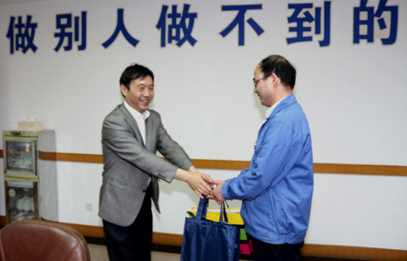 2015年5月12日，溧陽市總工會領(lǐng)導(dǎo)到上上電纜慰問勞動模范