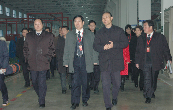 溧陽市全體人大代表、政協(xié)委員一行600余人來江蘇上上電纜集團參觀